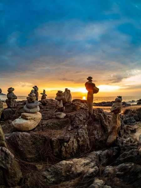 Zen skládané kameny na pláži — Stock fotografie