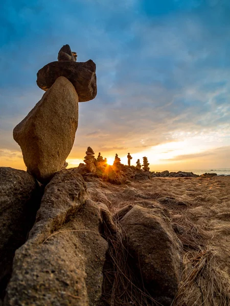 Zen skládané kameny na pláži — Stock fotografie