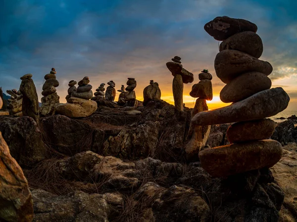 Piedras apiladas Zen en la playa — Foto de Stock