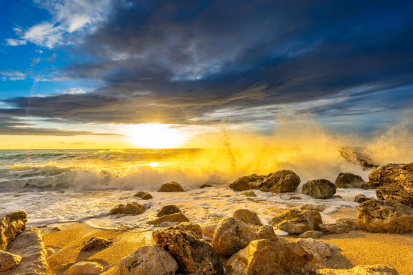 Tramonto sulla spiaggia di Lefkas — Foto Stock