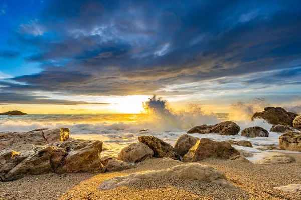 Lefkas sahilinde gün batımı 
