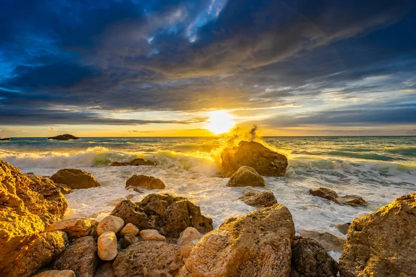 Pôr do sol na praia em Lefkas — Fotografia de Stock