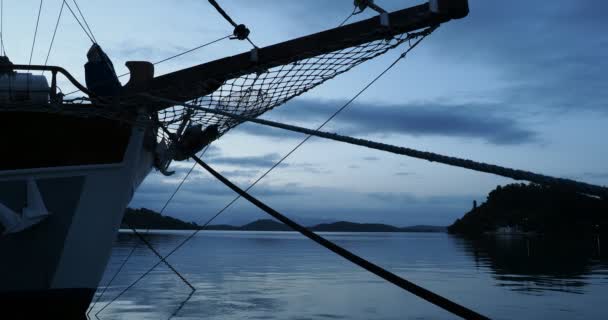 Tidig Morgon Segelfartyg Havet — Stockvideo