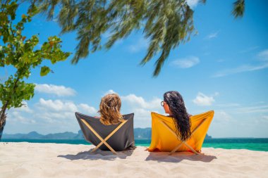 İki kadın tatilin tadını çıkarıyor. 