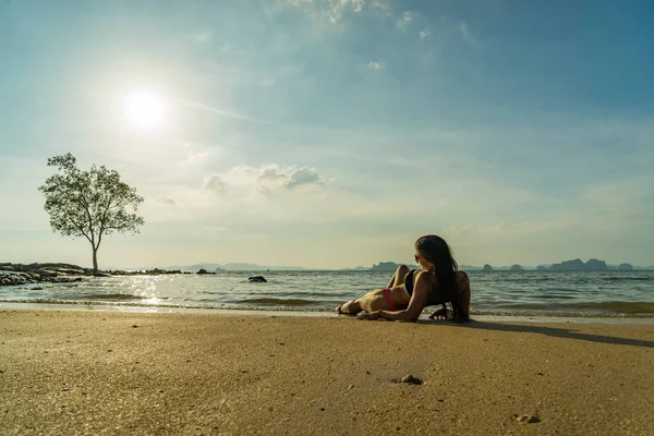 Vrouw op het strand bij zonsondergang — Stockfoto