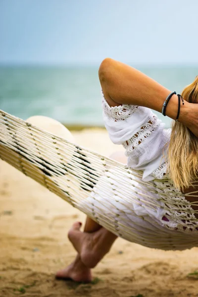 Vrouw op een hangmat aan het strand — Stockfoto