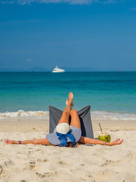 Γυναίκα απολαμβάνει τις διακοπές της σε ένα transat στην τροπική παραλία — Φωτογραφία Αρχείου