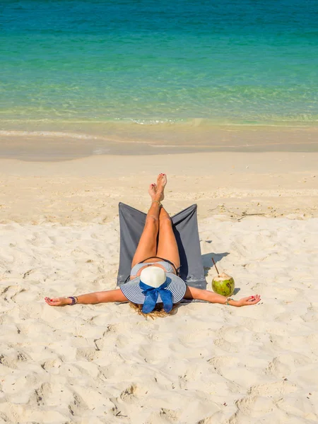 Kobieta ciesząca się wakacjami na transacie na tropikalnej plaży — Zdjęcie stockowe