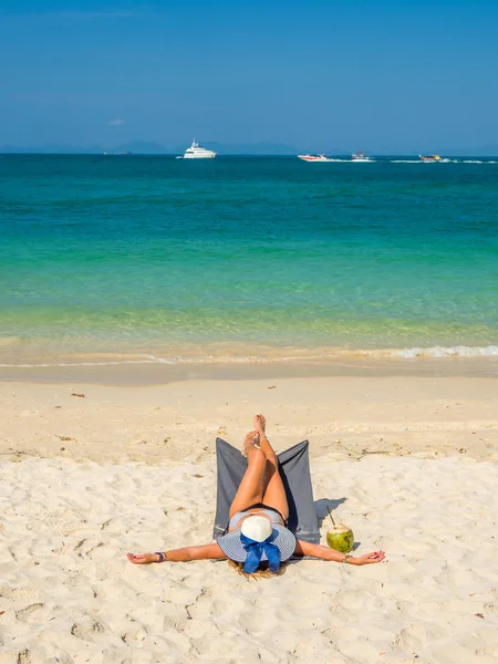 Mujer disfrutando de sus vacaciones en un tranvía en la playa tropical — Foto de Stock