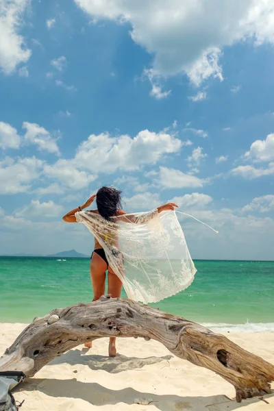 Vrouw geniet van haar vakantie op een transat aan het tropische strand — Stockfoto