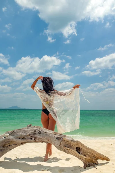 Mujer disfrutando de sus vacaciones en un tranvía en la playa tropical —  Fotos de Stock