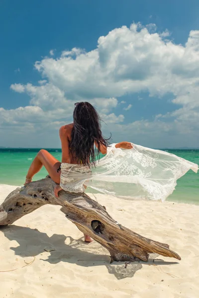 Mujer disfrutando de sus vacaciones en un tranvía en la playa tropical — Foto de Stock