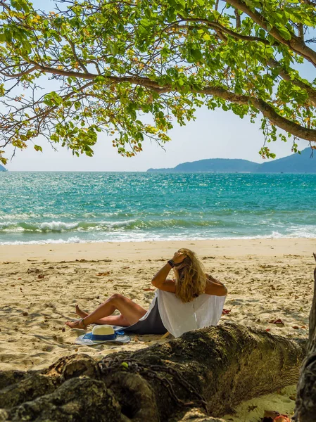Женщина наслаждается отдыхом на трансате на тропическом пляже — стоковое фото