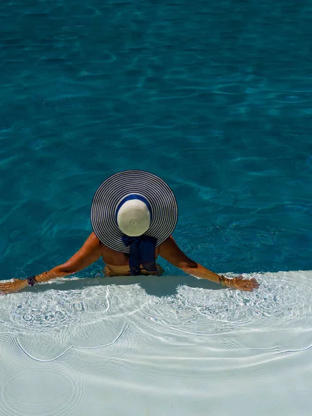 Mulher em resort spa de luxo perto da piscina . — Fotografia de Stock