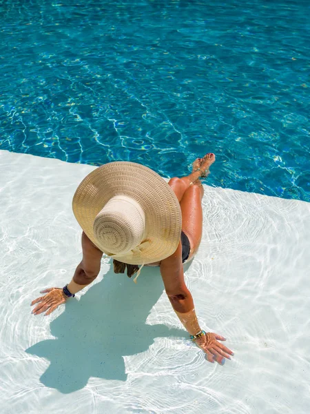 Žena v luxusním lázeňském středisku v blízkosti bazénu. — Stock fotografie