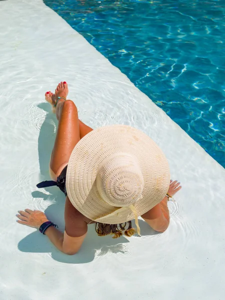 Femme dans une station thermale de luxe près de la piscine . — Photo