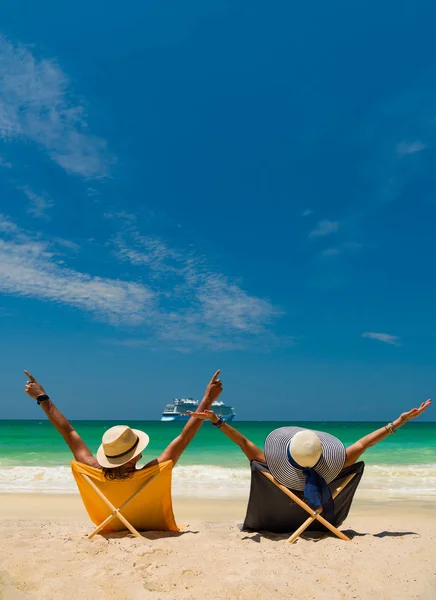 Coppia seduta e rilassante tropicale sulla spiaggia — Foto Stock