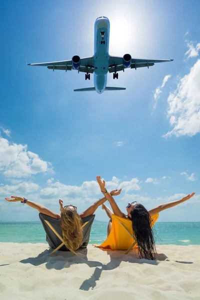 Дві жінки насолоджуються відпочинком на тропічному пляжі — стокове фото