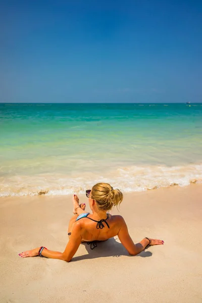 Vrouw die geniet van haar vakantie op het tropische strand i — Stockfoto