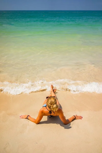 Mulher desfrutando de suas férias na praia tropical i — Fotografia de Stock