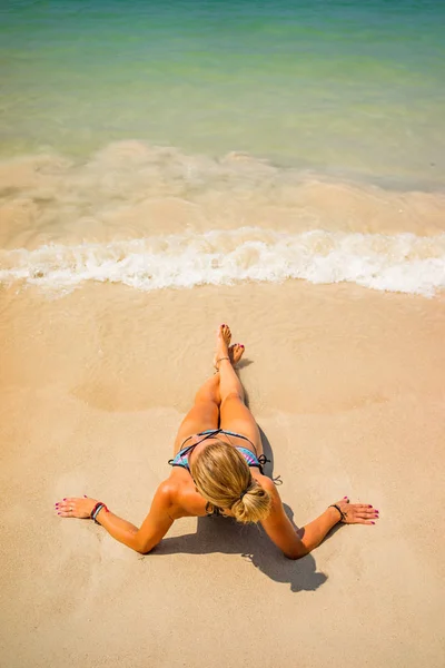 Kvinna njuter av sin semester på den tropiska stranden i — Stockfoto