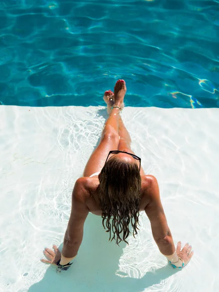 Vrouw in luxe kuuroord vlakbij het zwembad. — Stockfoto