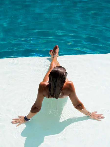 Vrouw in luxe kuuroord vlakbij het zwembad. — Stockfoto