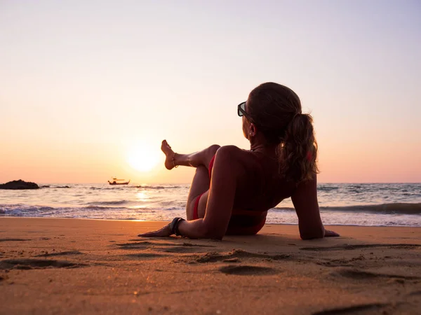 Mujer joven en el mar al atardecer — Foto de Stock