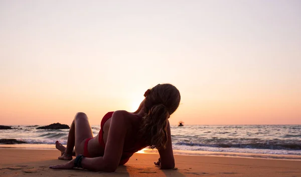 Junge Frau auf dem Meer bei Sonnenuntergang — Stockfoto