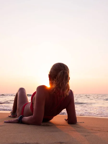 Młoda kobieta na morzu o zachodzie słońca — Zdjęcie stockowe