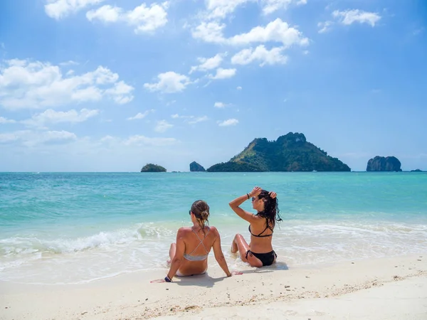 Zwei Frauen genießen ihren Urlaub auf einer Transat — Stockfoto