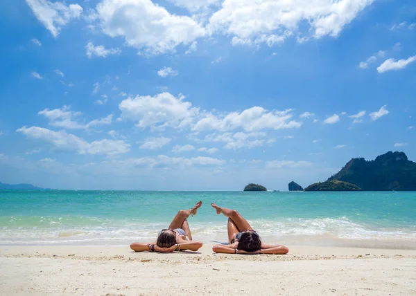 Dos mujeres disfrutando de sus vacaciones en un transat — Foto de Stock