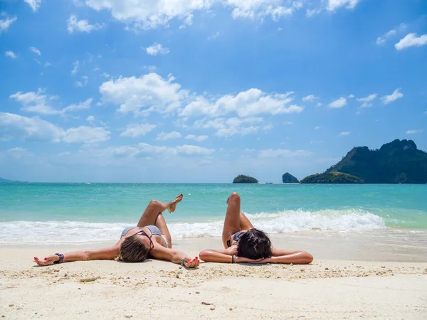 Dos mujeres disfrutando de sus vacaciones en un transat — Foto de Stock