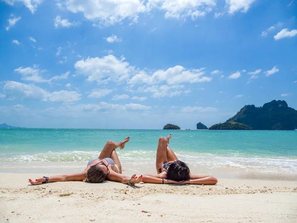 Due donne che si godono le loro vacanze in un transat — Foto Stock