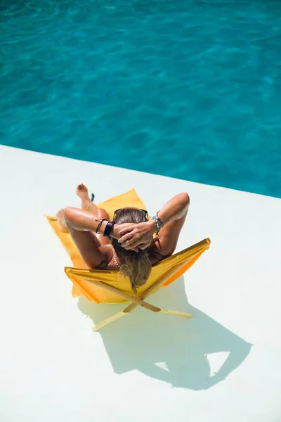 Mulher em resort spa de luxo perto da piscina . — Fotografia de Stock