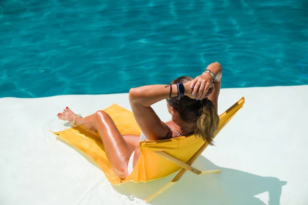 Woman in luxury spa resort near the swimming pool. — Stock Photo, Image