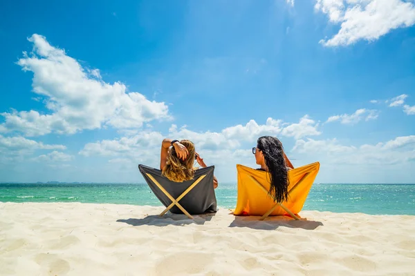 Mujer disfrutando de sus vacaciones en un tranvía en la playa tropical — Foto de Stock