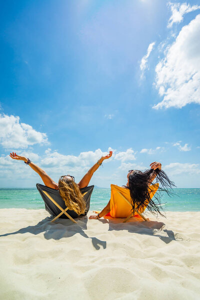 Женщина наслаждается отдыхом на трансате на тропическом пляже
 