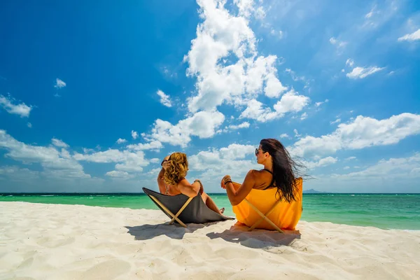 Kvinna njuter av sin semester på en transat på den tropiska stranden — Stockfoto