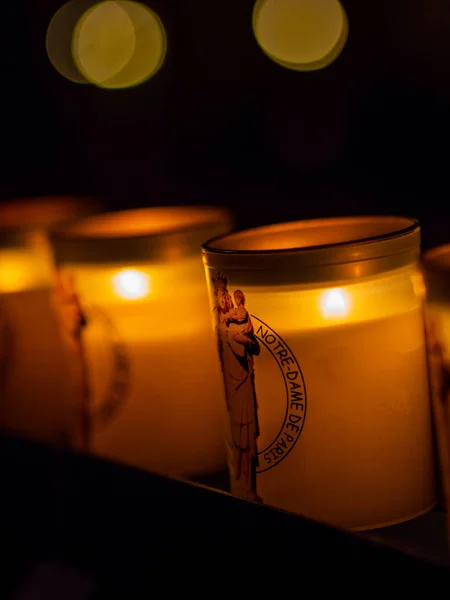 Candle burning at notre dame de Paris — Stock Photo, Image