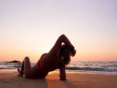 Gün batımında denizde genç bir kadın