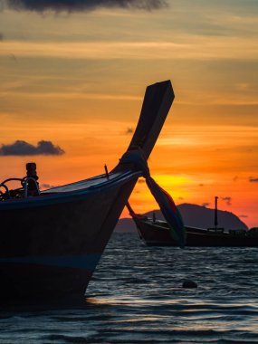 Gün batımında uzun kuyruk tekne-Tayland