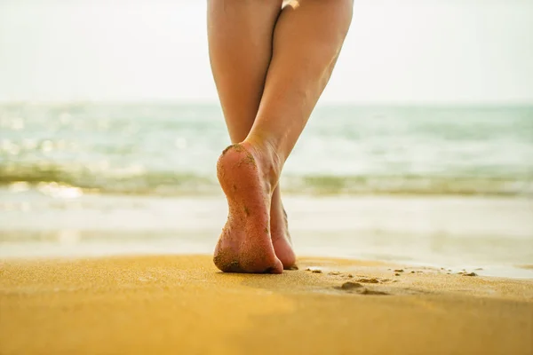 Mulher andando na praia — Fotografia de Stock