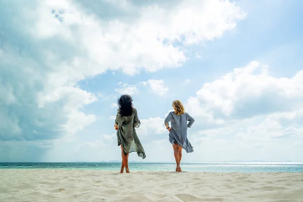 Dos mujeres en la playa —  Fotos de Stock