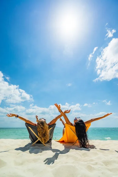 Donna godendo le sue vacanze su un transat sulla spiaggia tropicale — Foto Stock