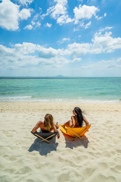 Donna godendo le sue vacanze su un transat sulla spiaggia tropicale — Foto Stock