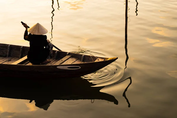 Vietnam nainen perinteisessä bambu hattu soutu — kuvapankkivalokuva