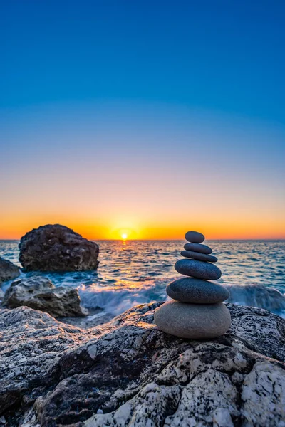 Ditumpuk batu di pantai — Stok Foto