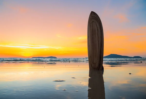 Prancha de surf na praia na costa do mar ao pôr-do-sol — Fotografia de Stock