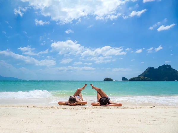 Dos mujeres disfrutando de sus vacaciones en un transat — Foto de Stock